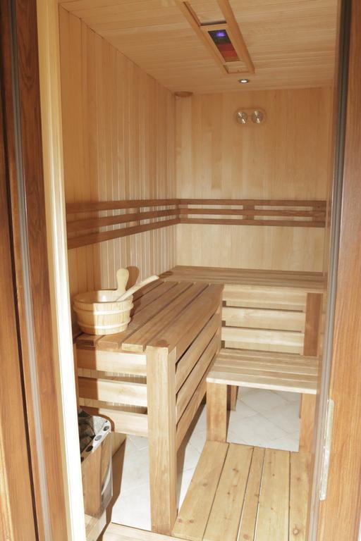 Hotel Slavia Salonta エクステリア 写真