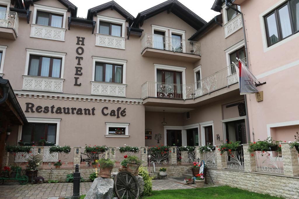 Hotel Slavia Salonta エクステリア 写真