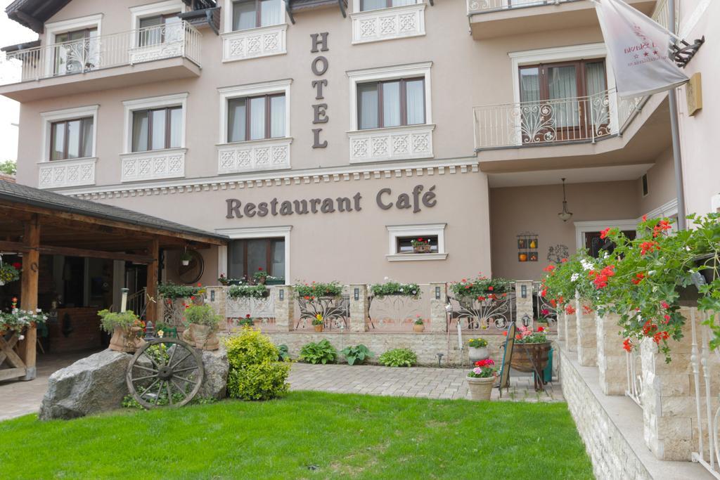 Hotel Slavia Salonta エクステリア 写真