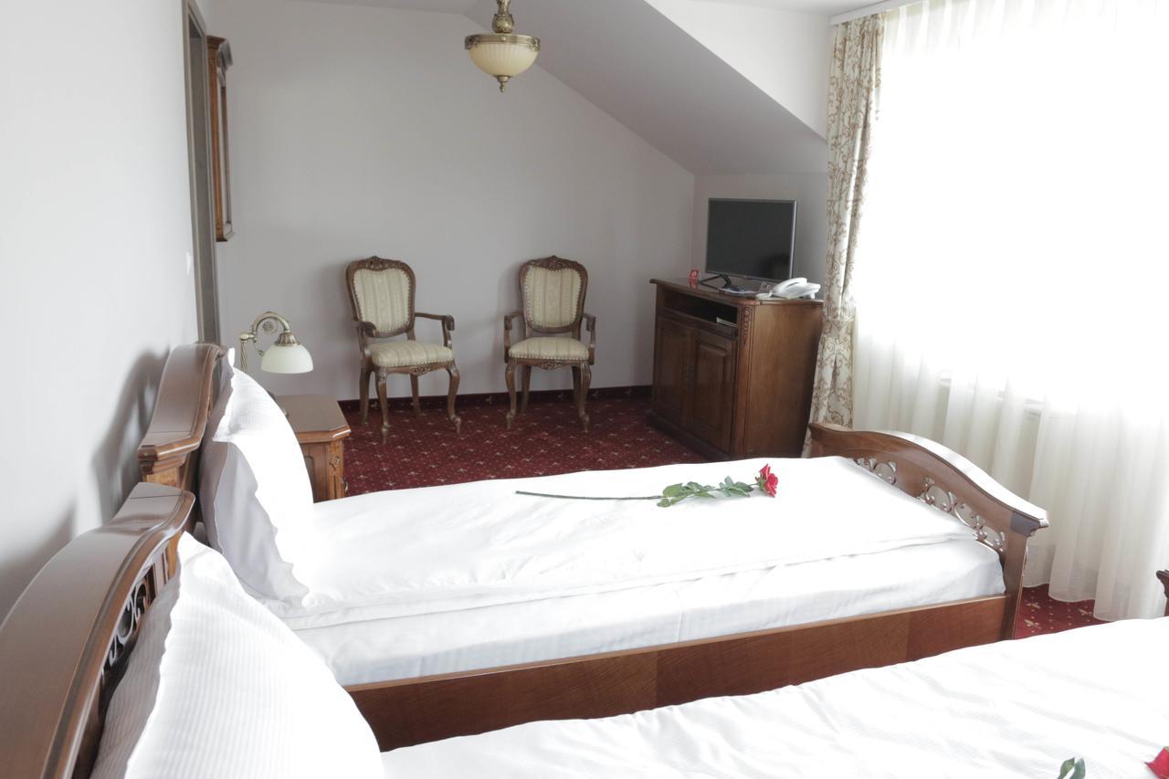 Hotel Slavia Salonta エクステリア 写真