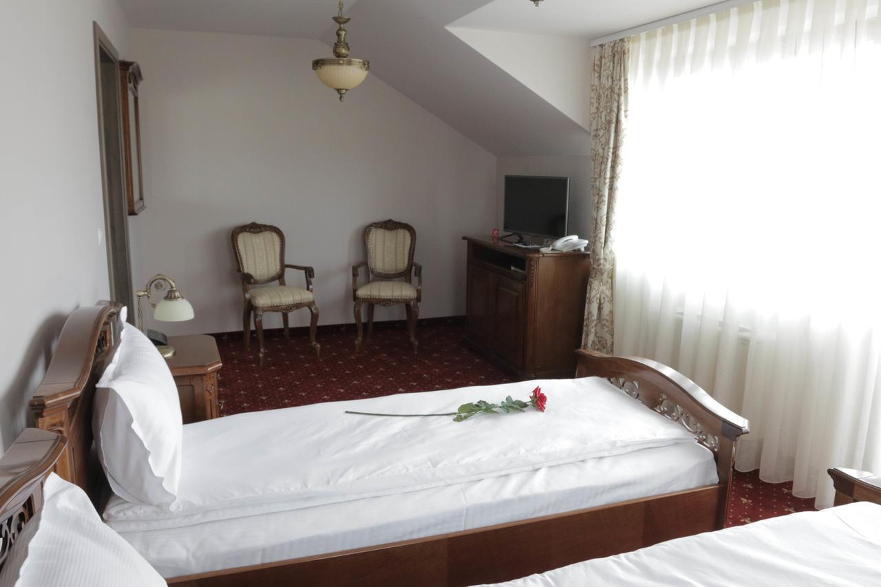 Hotel Slavia Salonta エクステリア 写真